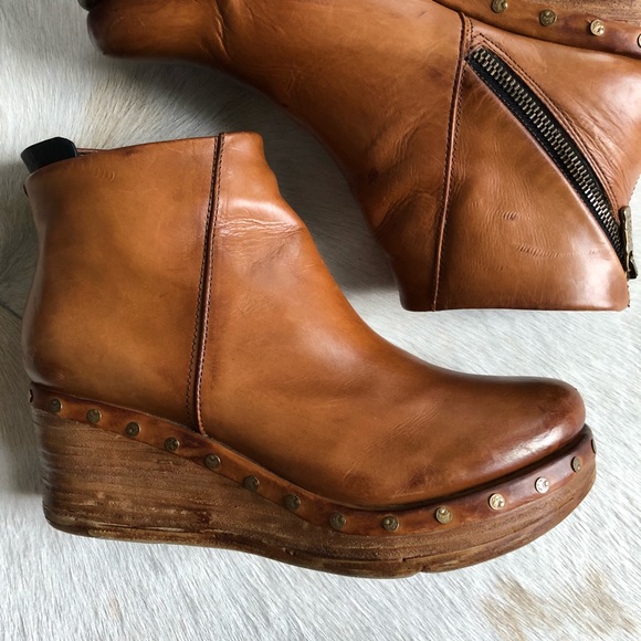 below sunset clog boot